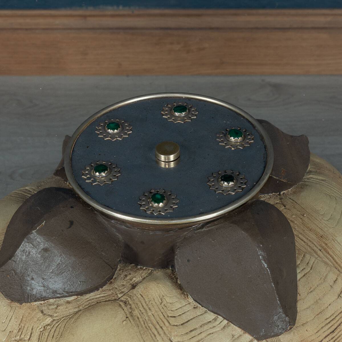 TABLE BASSE INUSITÉE EN FORME DE TORTUE PAR ANTHONY REDMILE, LONDRES