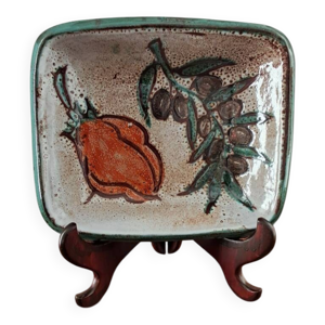 Plat Vallauris, décor de fruits. Signature D.S.