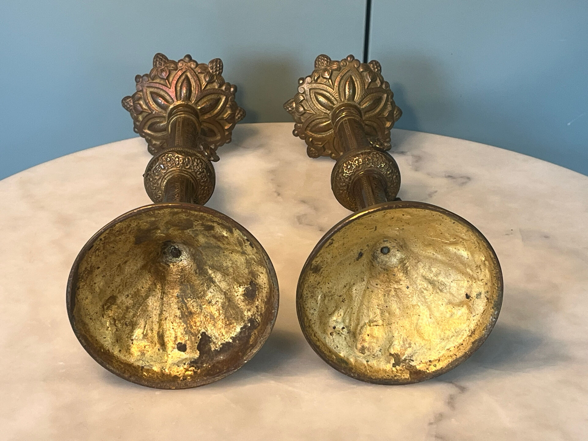 Paire de pique-cierges néo-gothiques en bronze