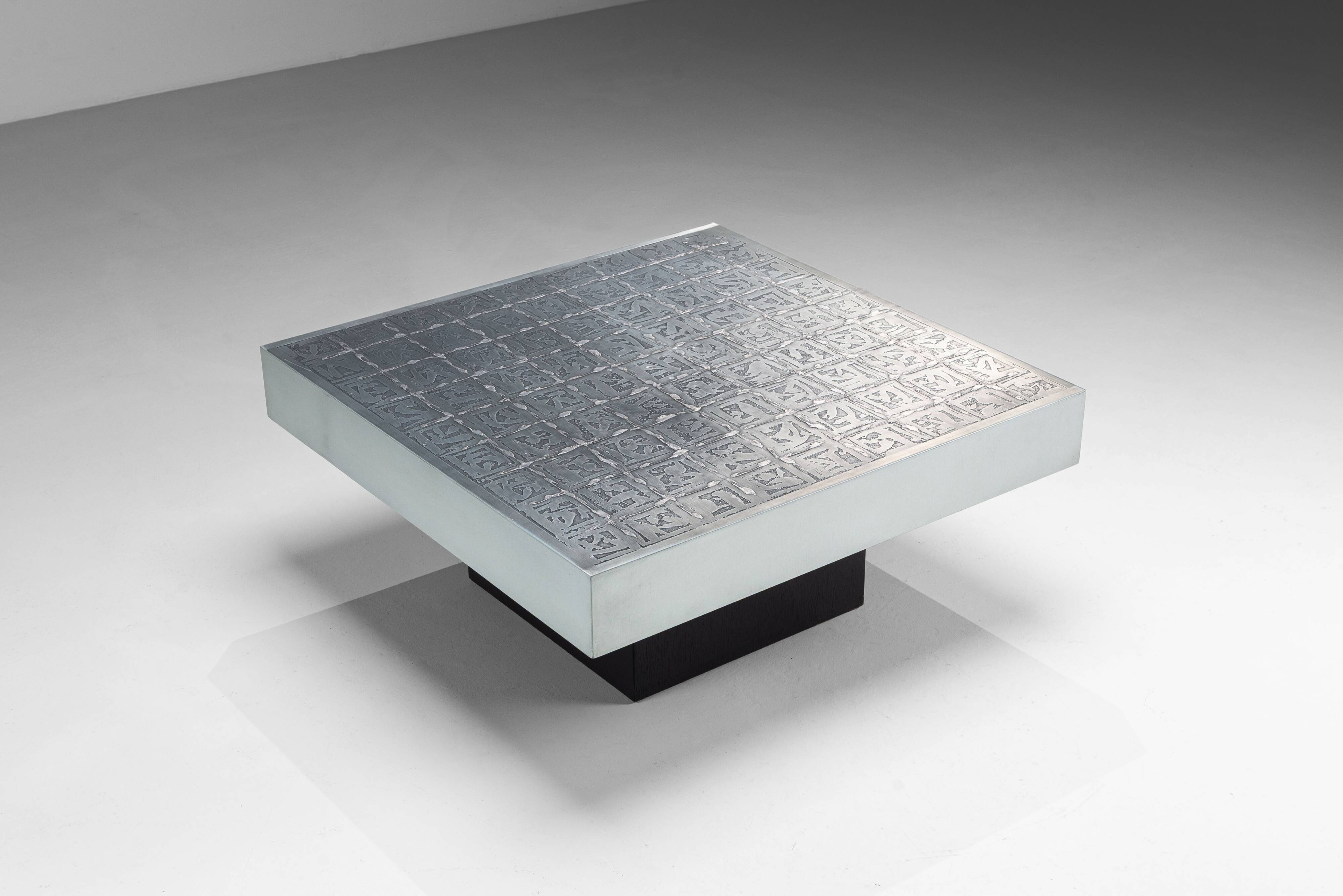 Table basse gravée par Bernhard Rohne