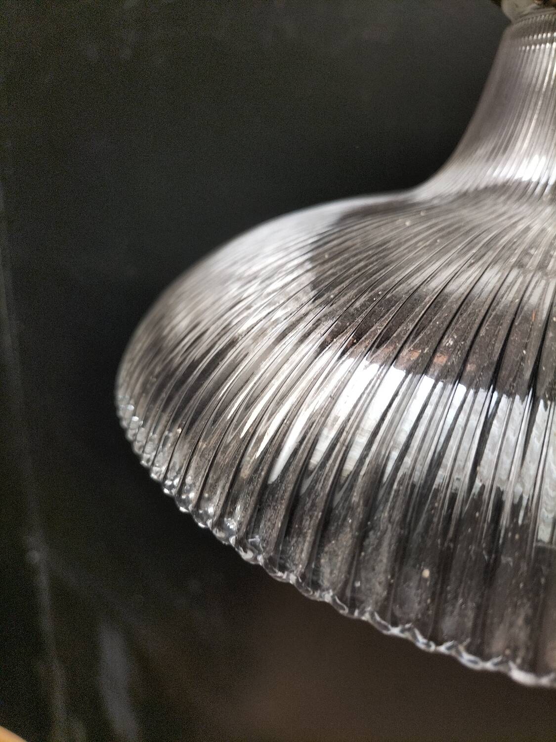 Holophane glass suspension