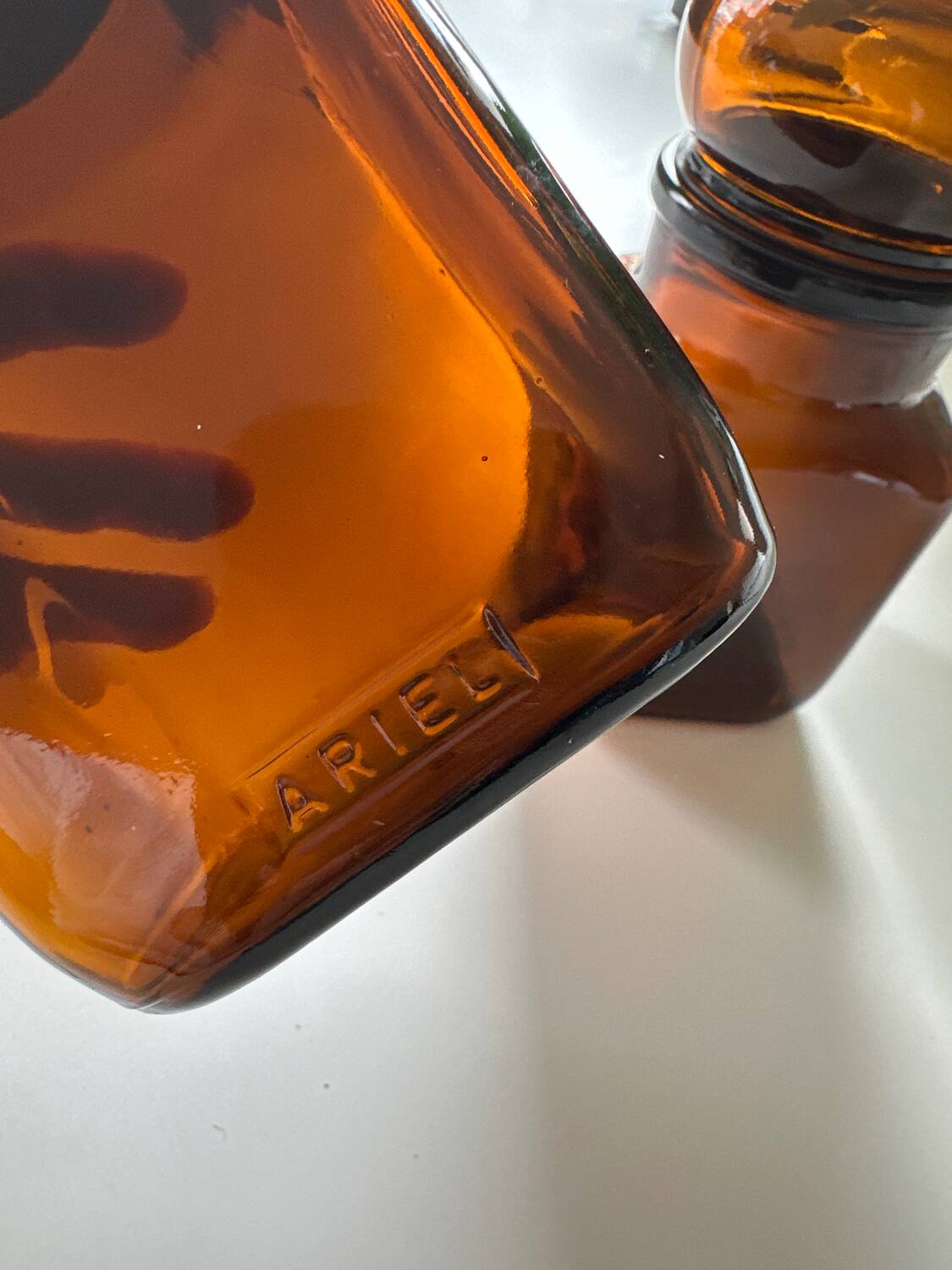 2 flacons d'apothicaire en verre ambré Ariel