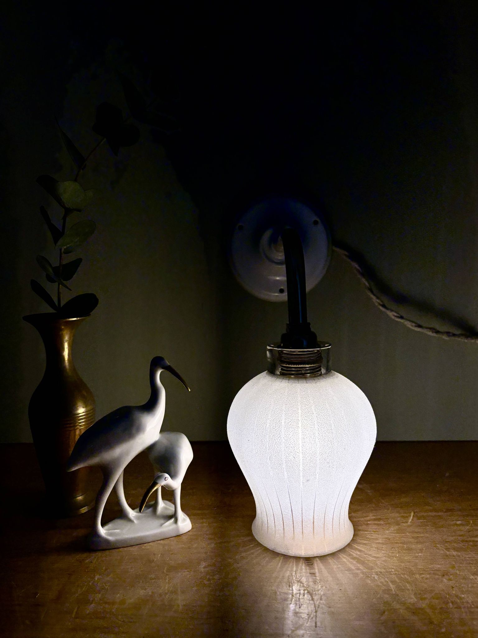 Applique coudée tulipe vintage en verre granité blanc