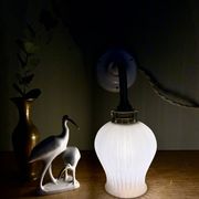 Applique coudée tulipe vintage en verre granité blanc