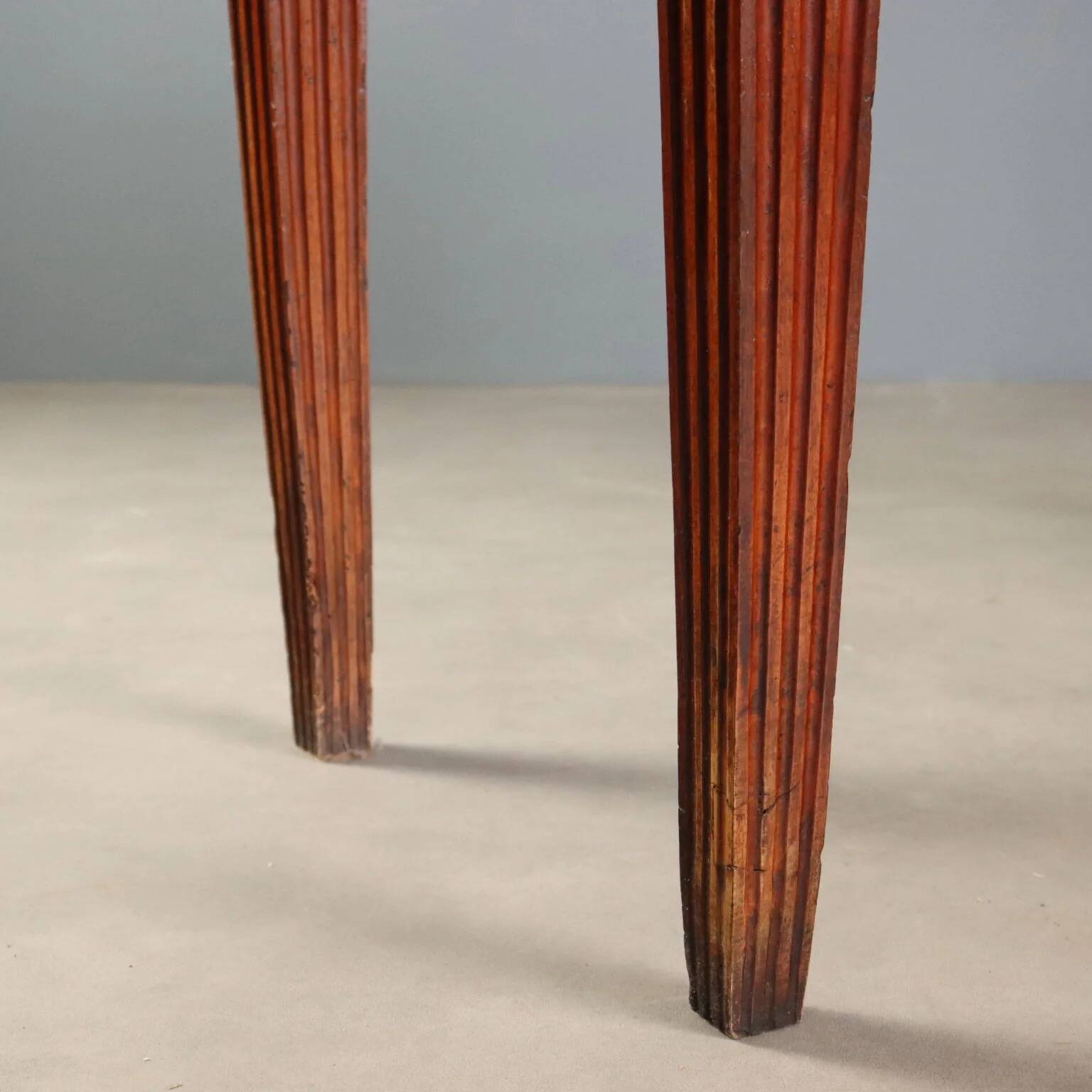 Antique neoclassical console in walnut with a marble top, 18th century.
