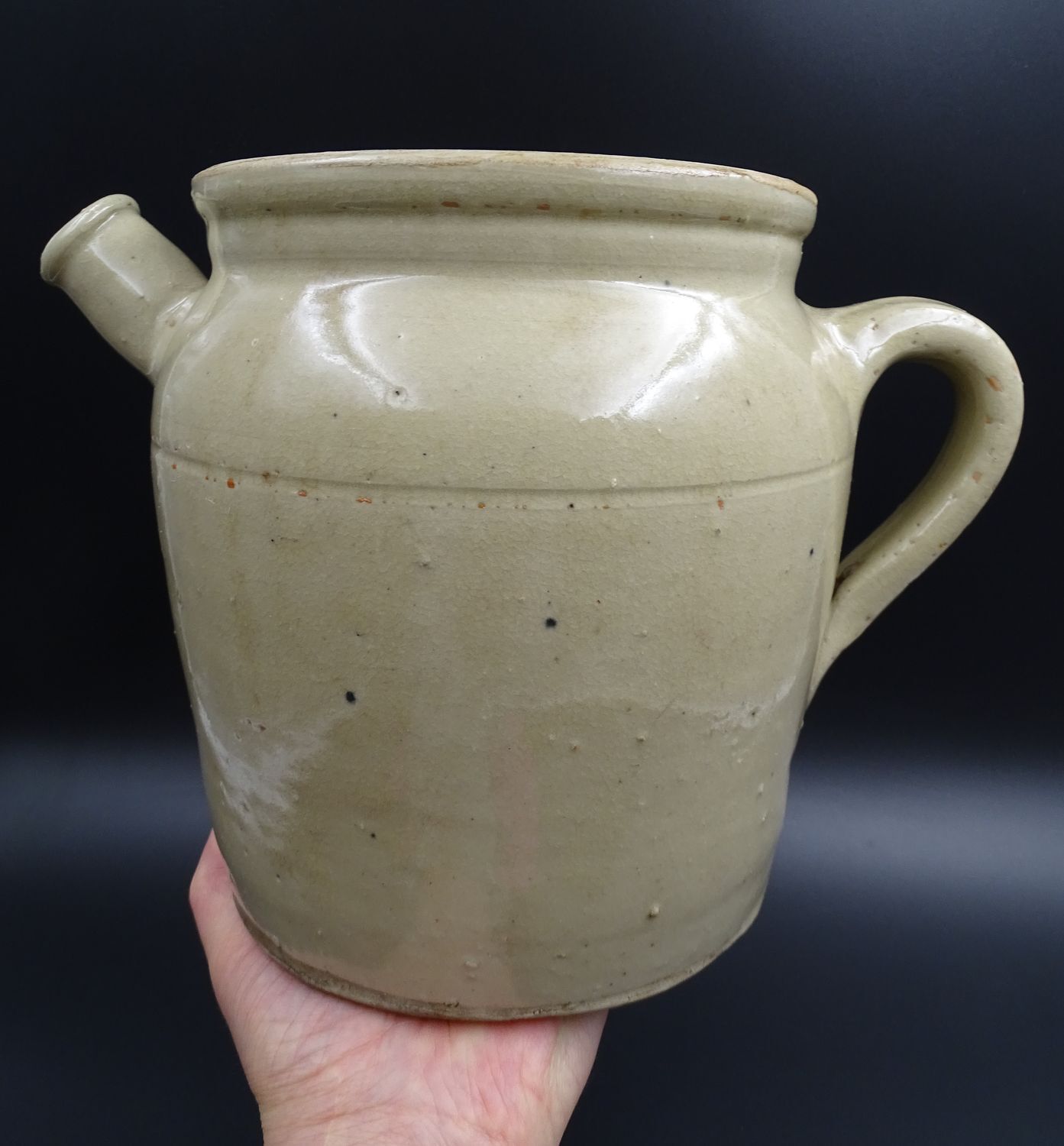 Grease pot with burgundy sandstone spout