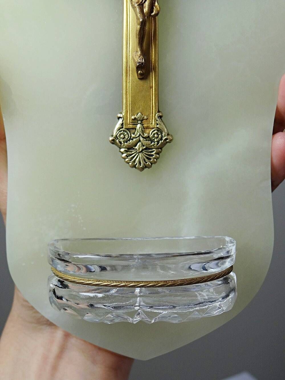 Antique wall-mounted font in green onyx, crucifix in metal and cut glass/crystal.