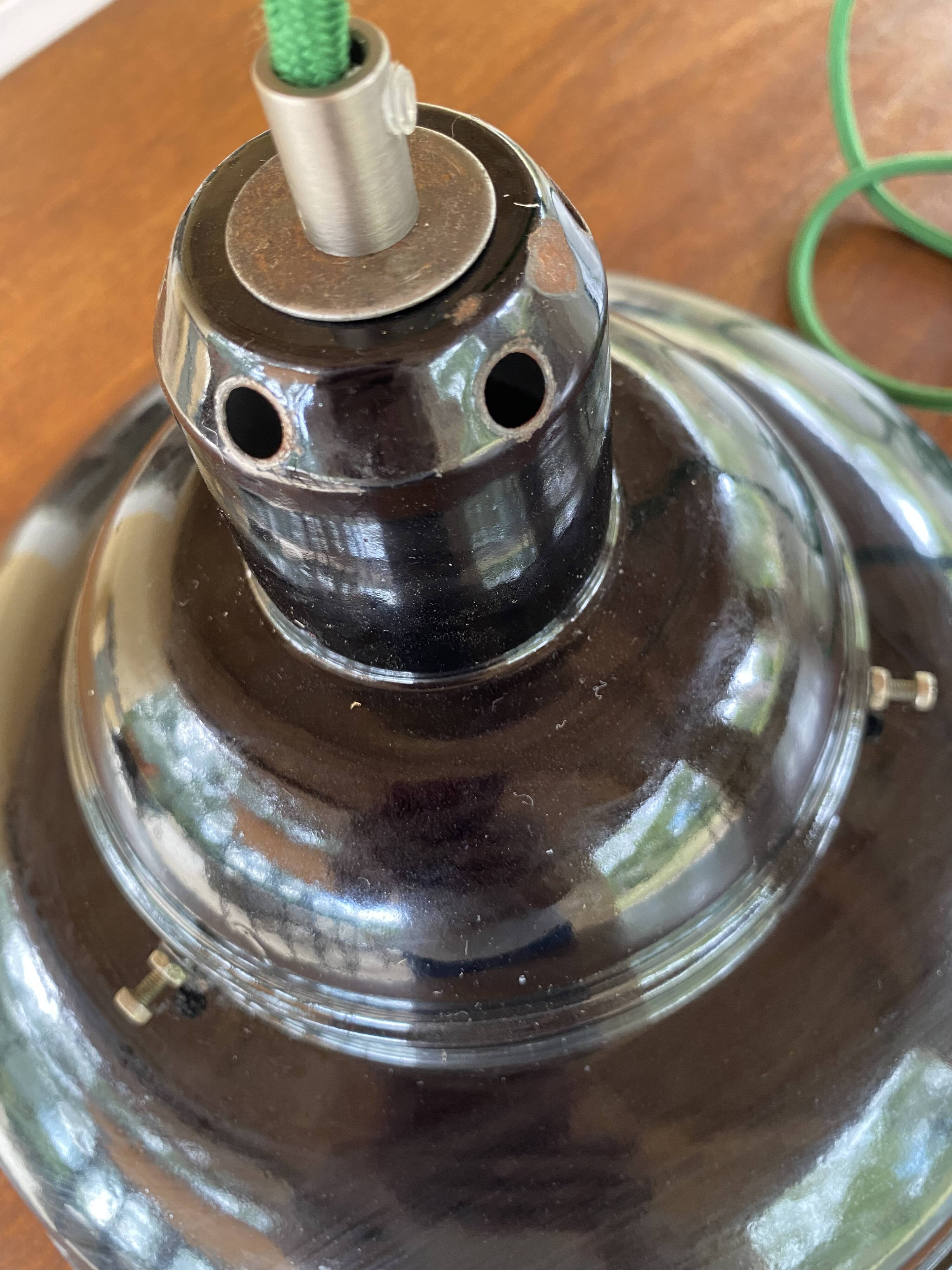 Enamelled sheet metal pendant light, fabric cable