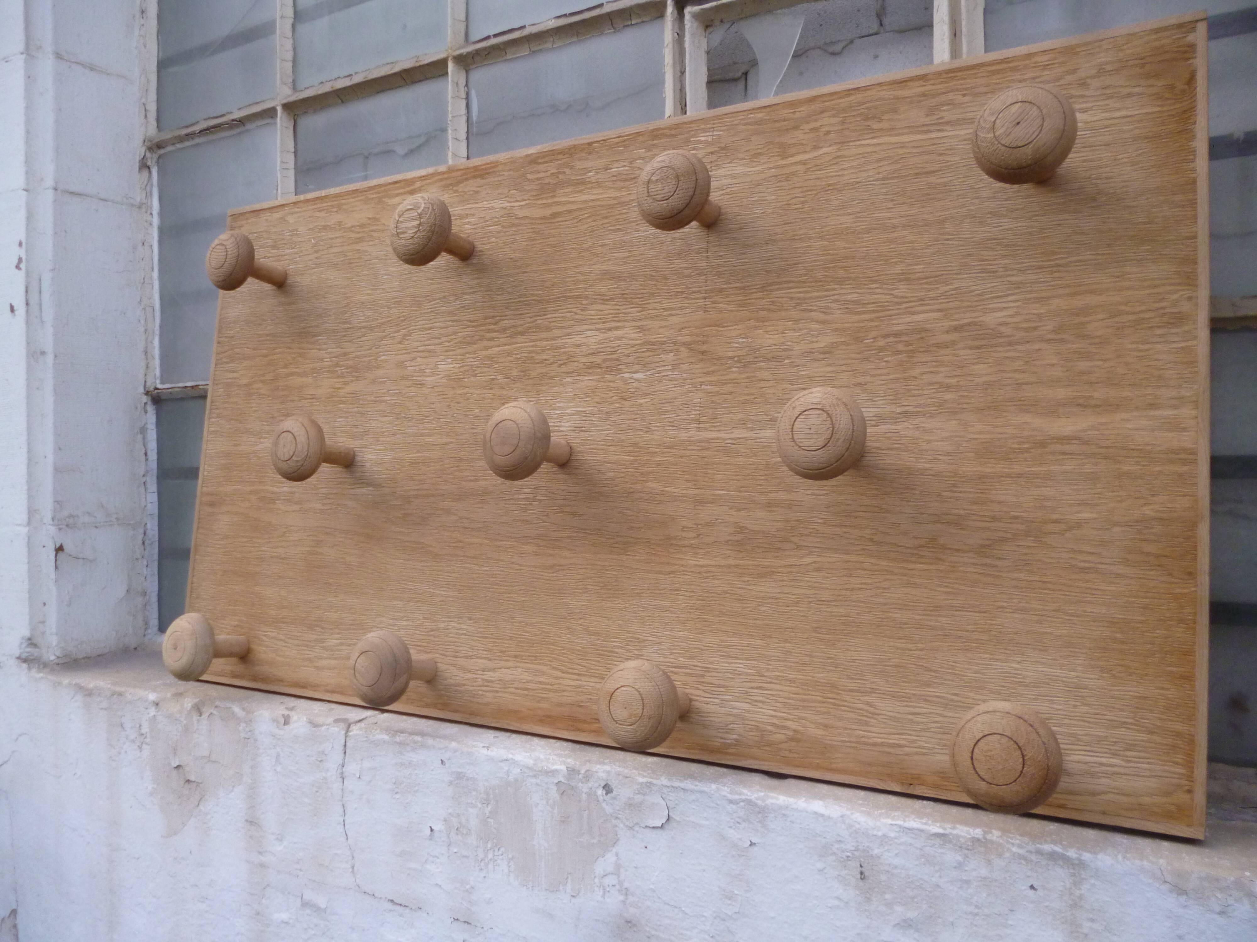 Wall coat rack in oak.