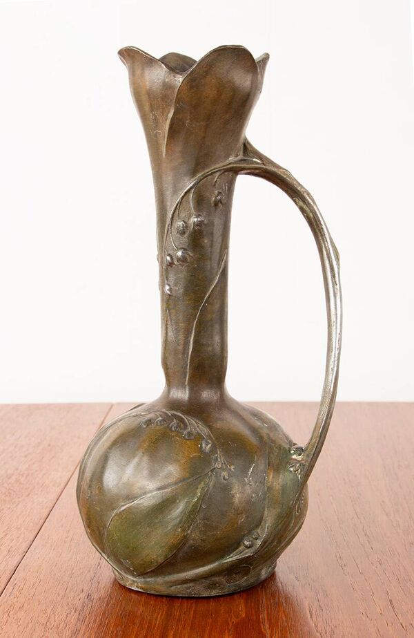 Vase Art-Nouveau en étain massif patiné bronze par Louis Chalon 1910.
