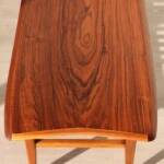 Table basse vintage Everest en noyer – style « planche de surf » (années 60)