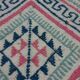 Tapis de chaise blanc et rose 48 x 42 cm