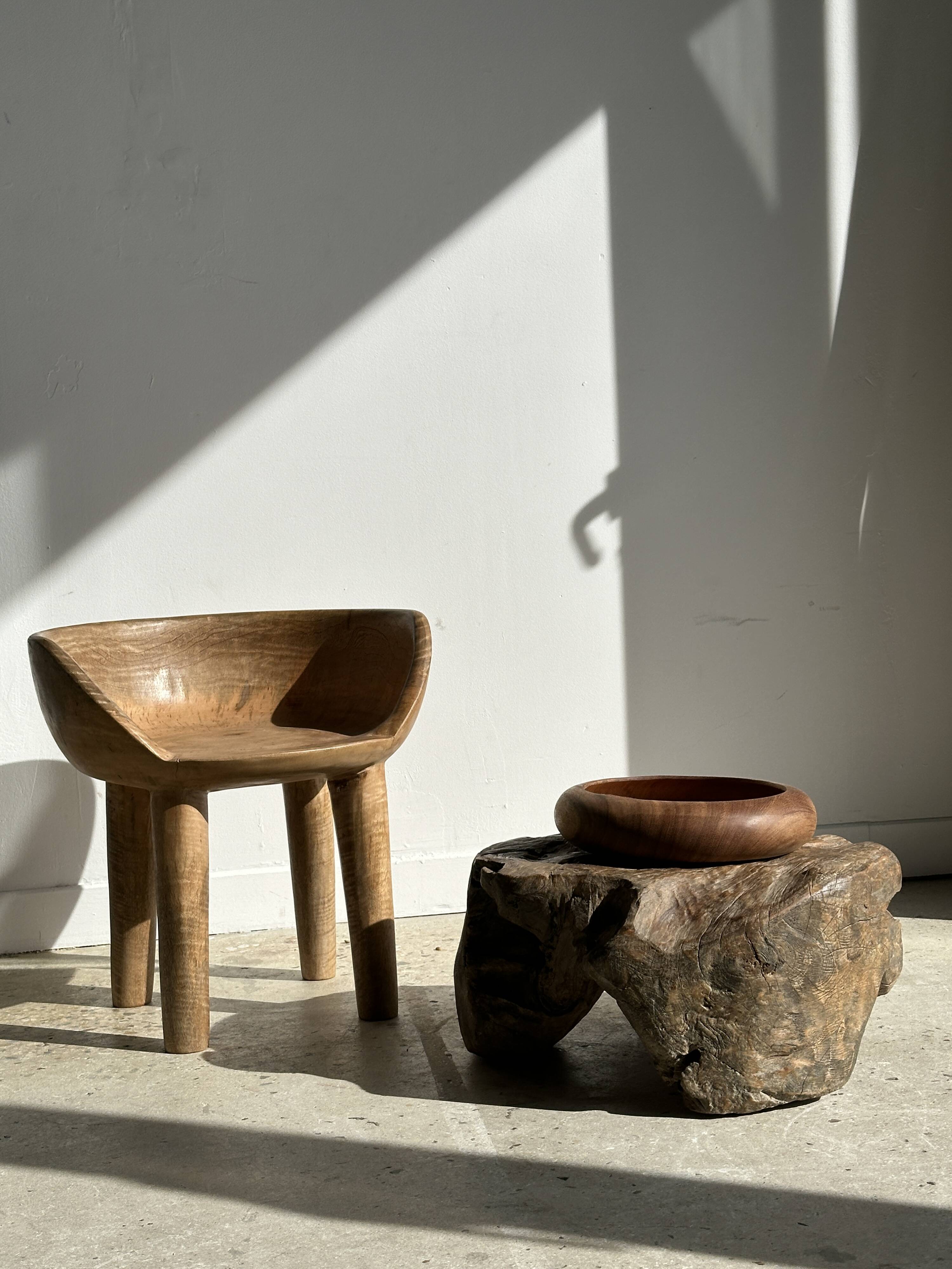 Quadripod chair with round seat and small back in natural monoxyl mango wood