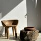 Chaise quadripode assise ronde à petit dossier en manguier naturel monoxyle