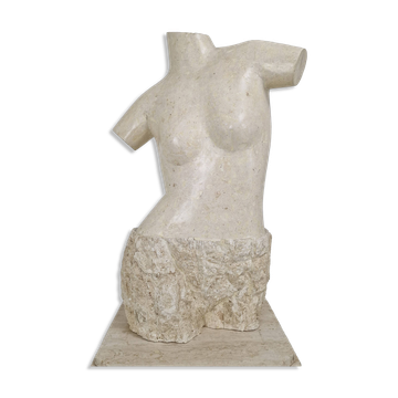 Buste féminin contemporain sculptural en pierre de Mactan