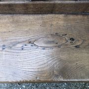 Duo de bancs anciens en chêne massif avec dossiers et accoudoirs.