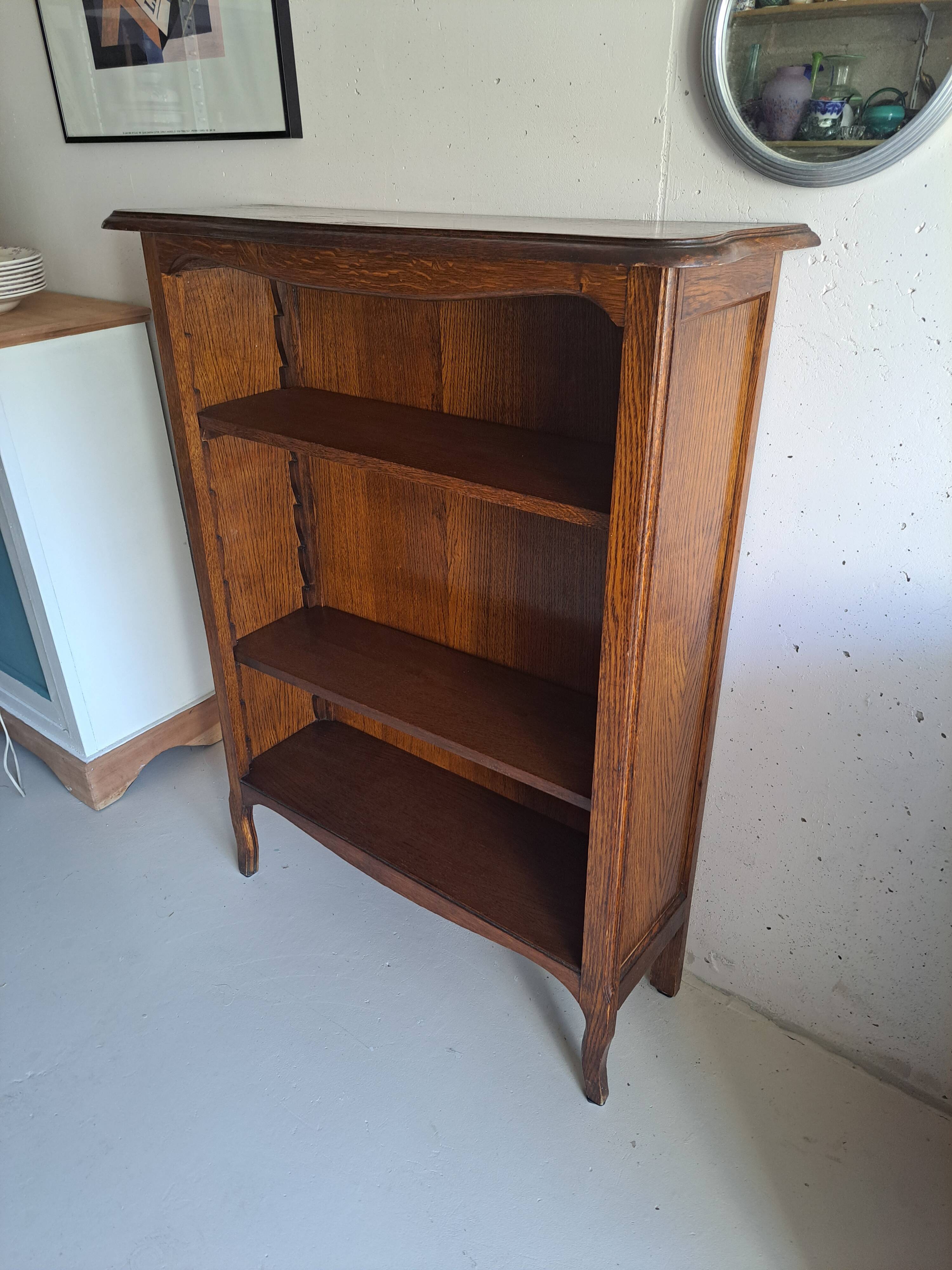 Small old wooden library / Bibus