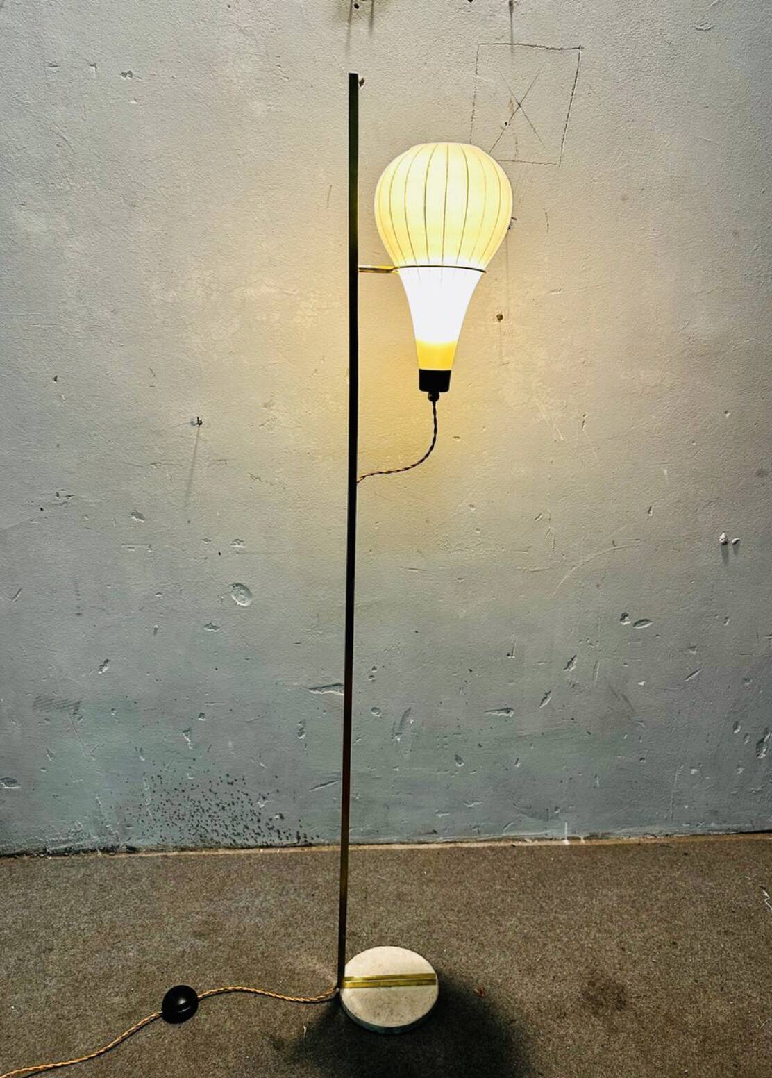 Lampada da terra in vetro opalino e ottone, anni '60