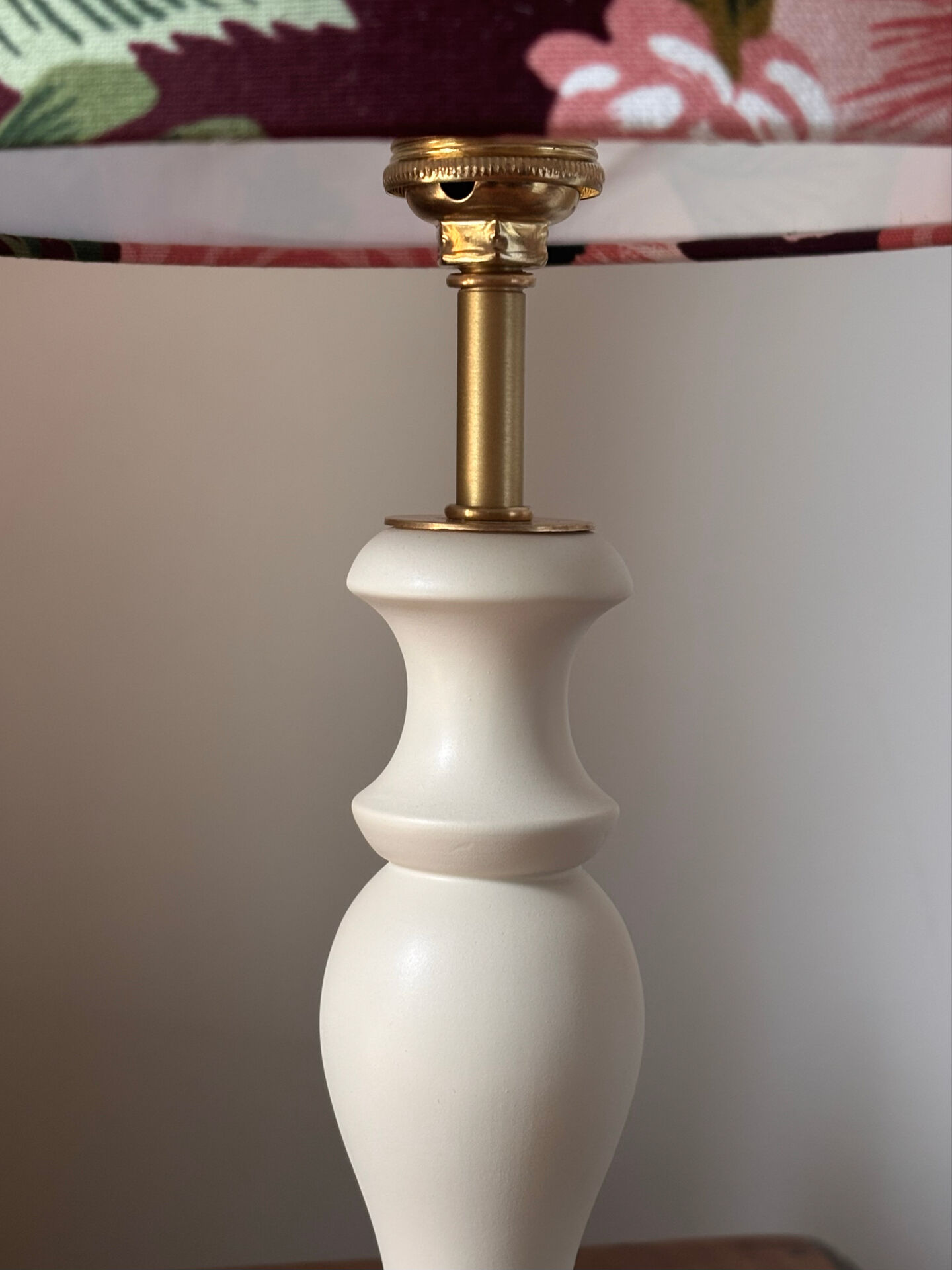 Lampe vintage rénovée – abat-jour fleuri fait main