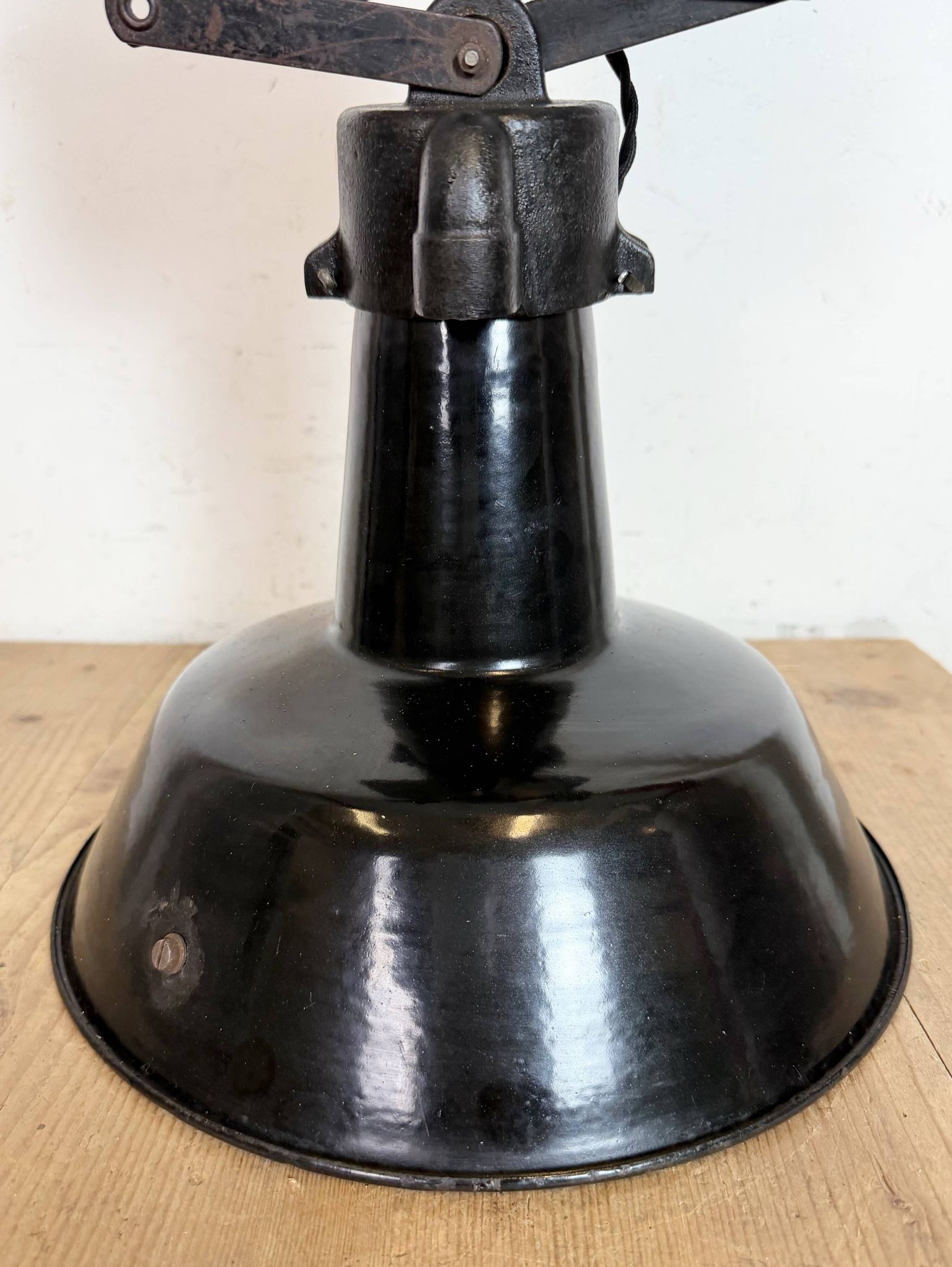 Lampe de plafond industrielle en émail noir à forme de ciseaux, années 1930