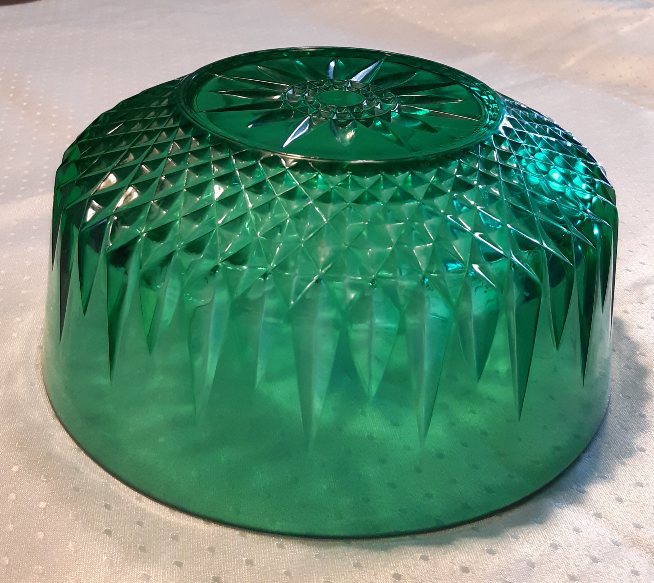 Green glass salad bowl 23 cm arcoroc