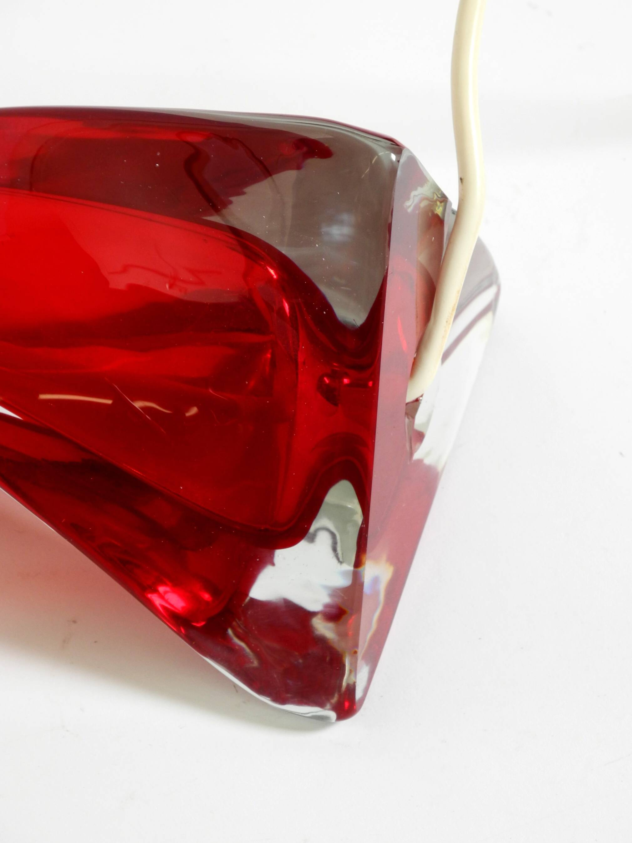 Lampe de table du milieu du siècle en verre cristal solide rouge et transparent.