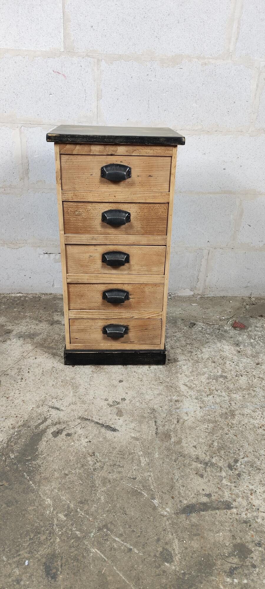Workshop furniture in raw wood
