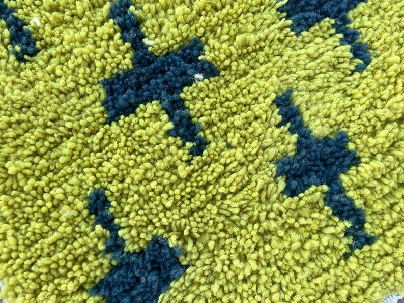 Handmade traditional natural wool rug size 1.5/2.5 m