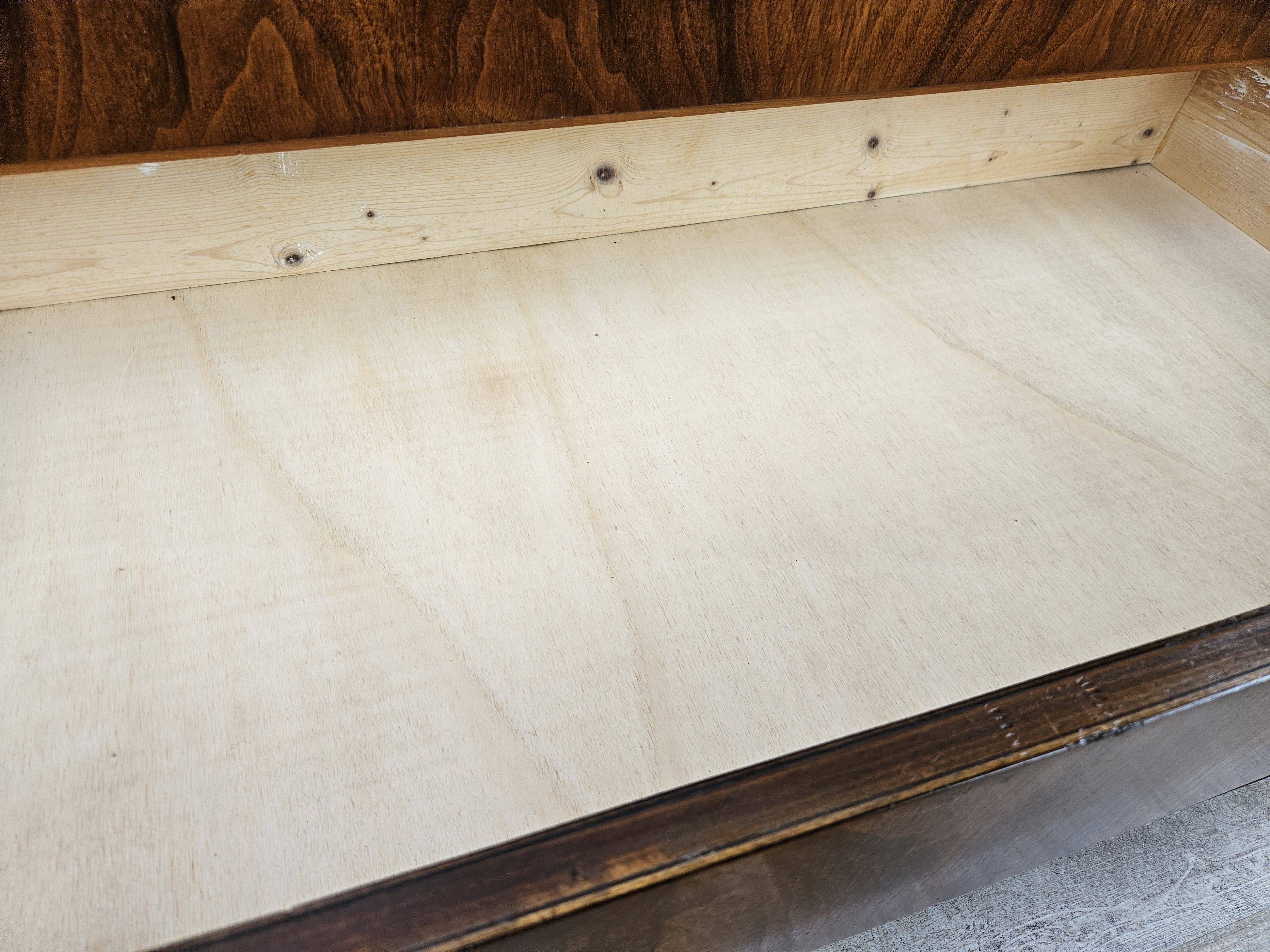 Art Decò chest of drawers in walnut burl with four drawers