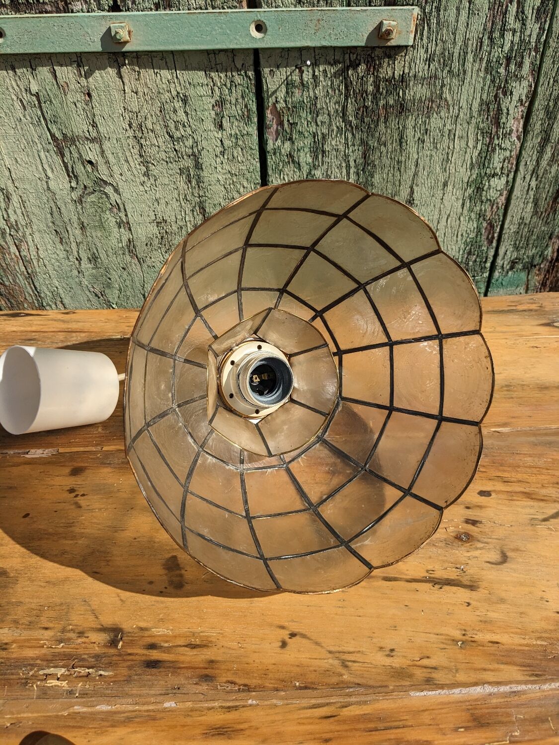 Mother-of-pearl and brass suspension