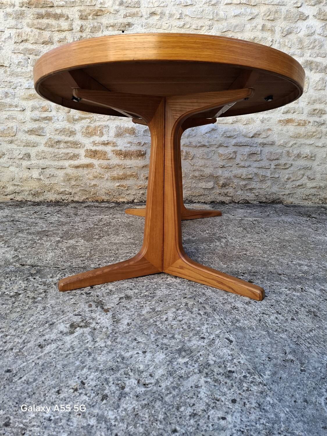 Baumann oval table