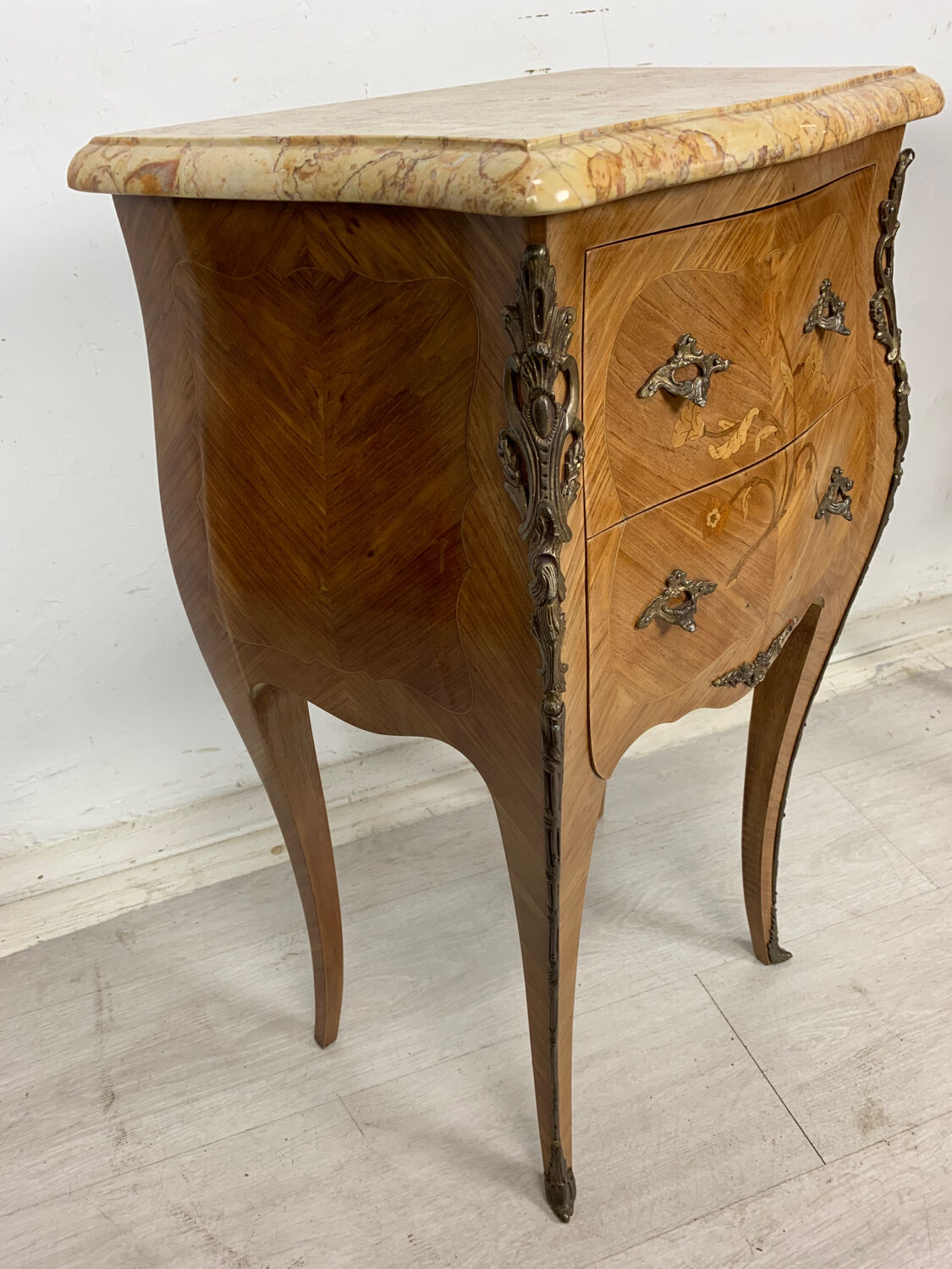 Paire de chevets marqueté