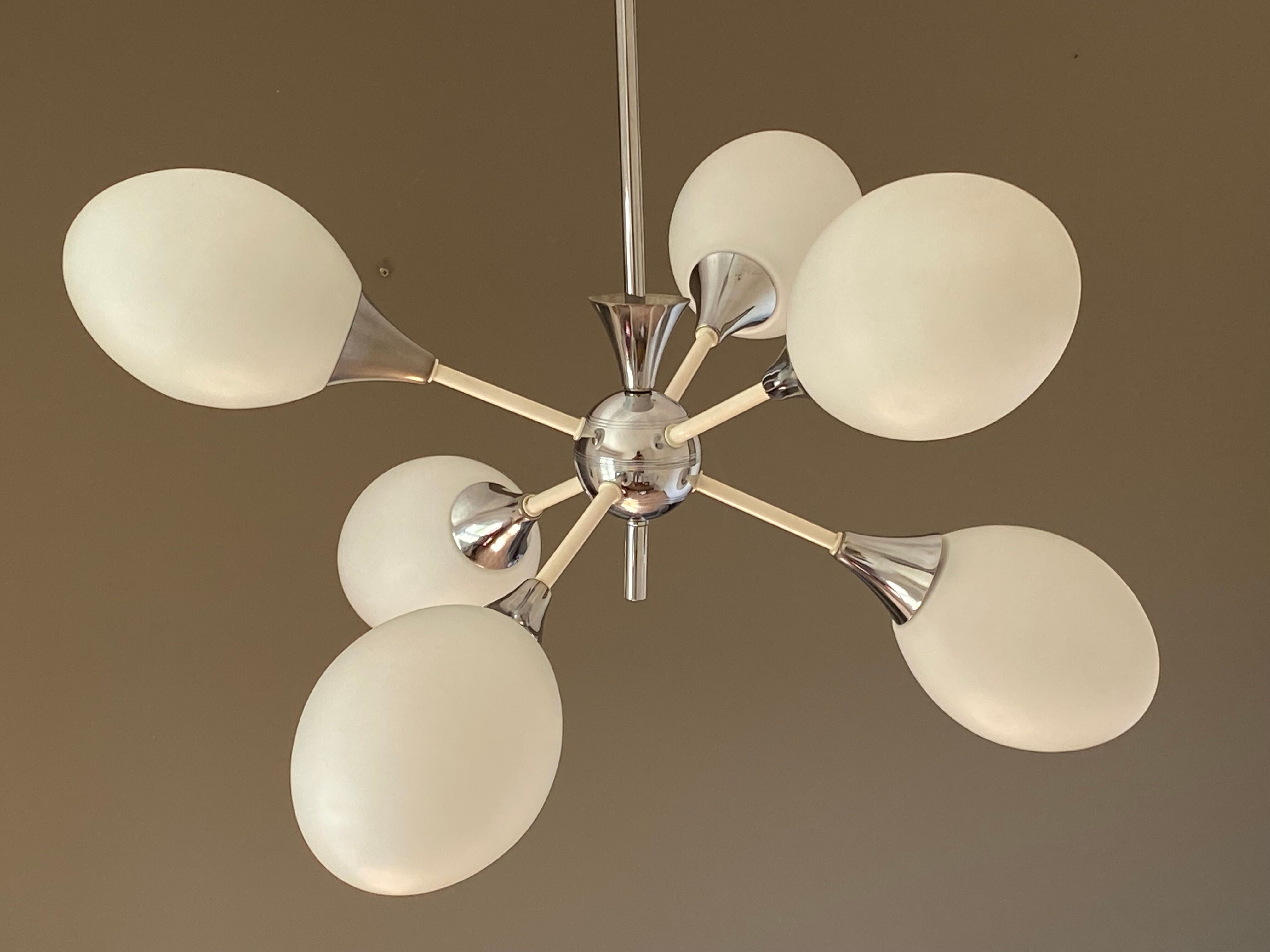 Lustre « spoutnik ».