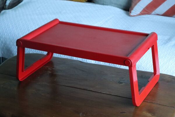Plateau pliant Guzzini rouge – design Luigi Massoni – Italie, années 7