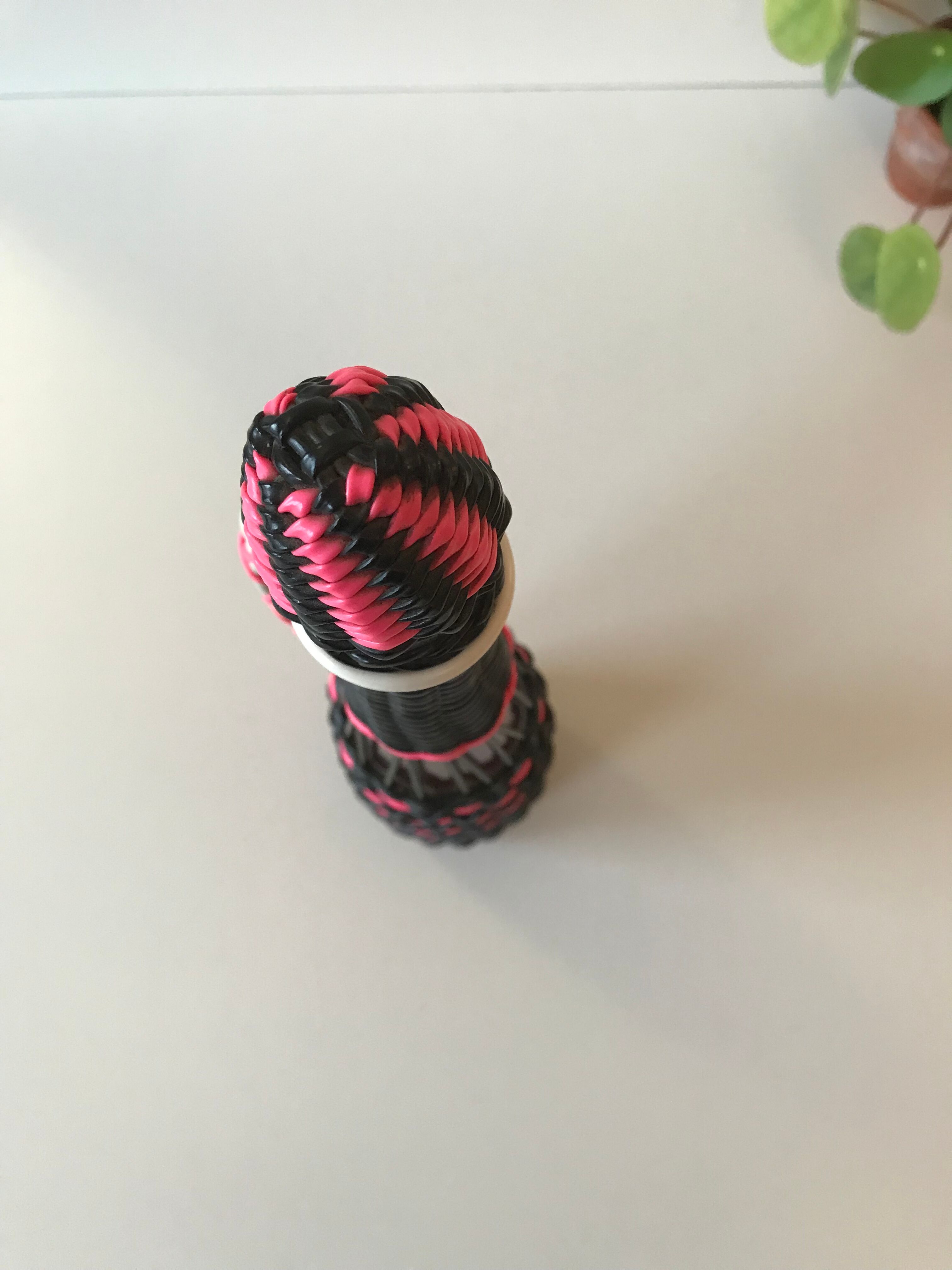 Bottle pink and black scoubidou