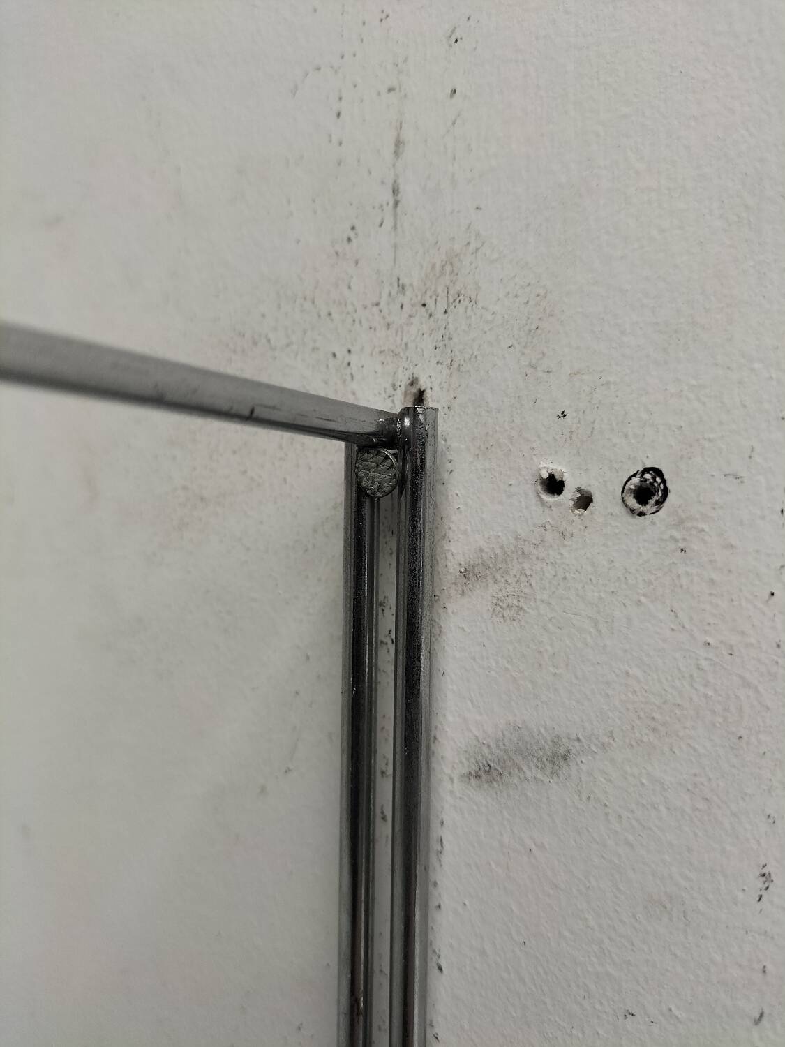Metal string shelf