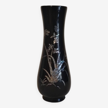 Petit vase en bois laqué noir à motif nacré