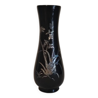 Petit vase en bois laqué noir à motif nacré