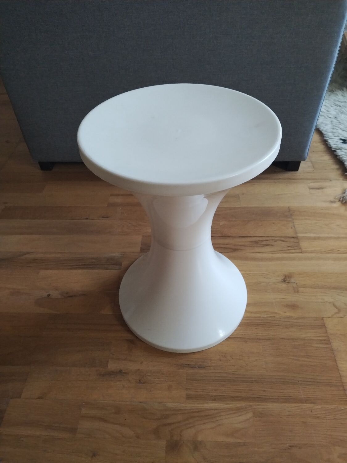 Vintage white plastic stool imitation Tam Tam from the space age of the 70s