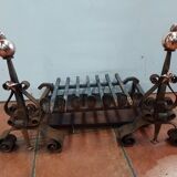 Paire de chenets en fer forgé et cuivre avec grille