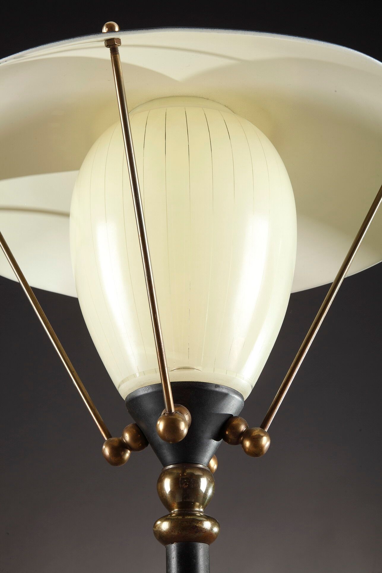 Lampadaire tripode de forme réverbère en fer et verre