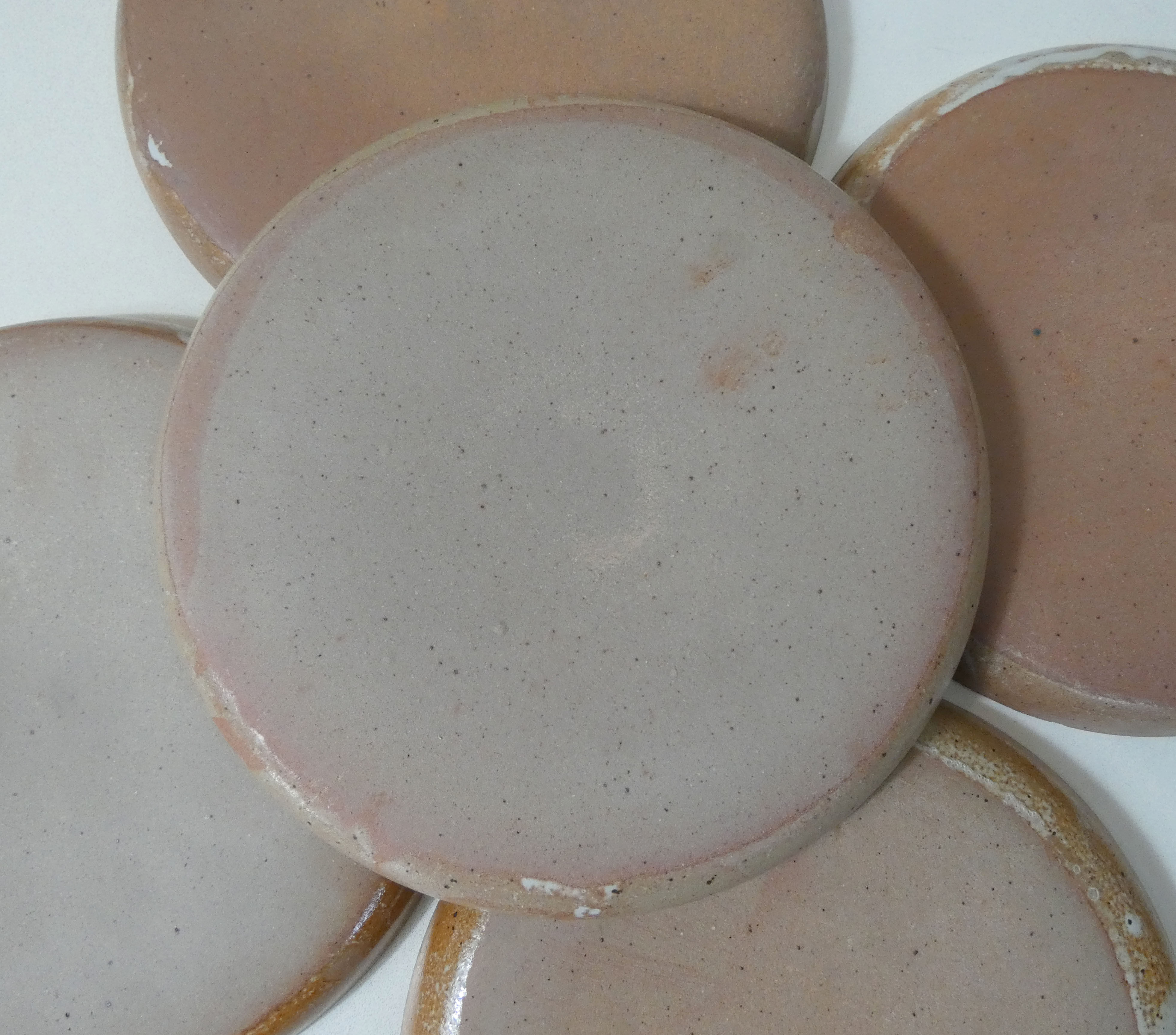 6 flat plates in Vintage stoneware