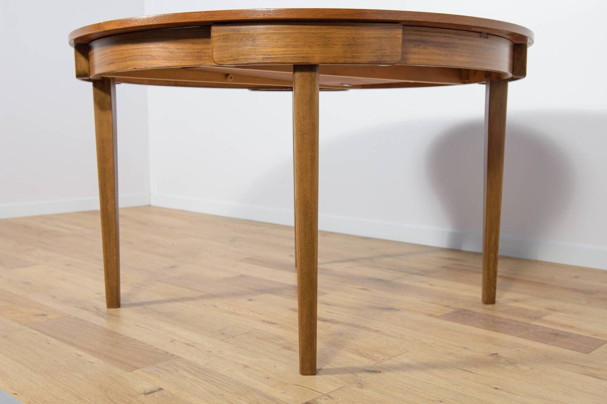 Mid-Century Round Extendable Dining Table and Chairs from McIntosh, 1960s, Set of 5