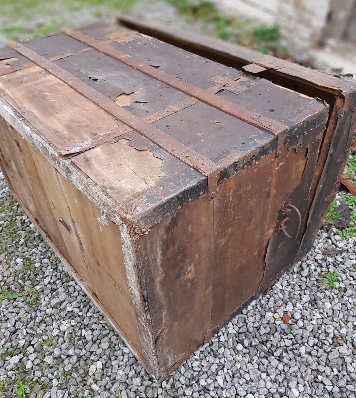 Ancient Bulée wooden trunk