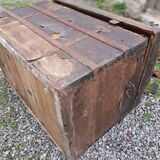 Ancienne malle en bois bombée