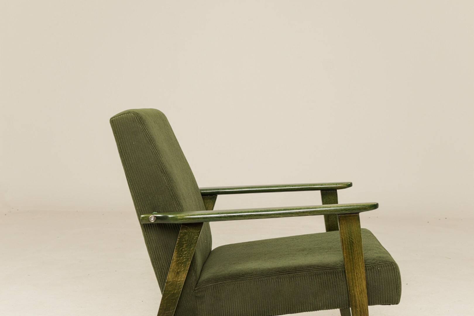 Fauteuil vintage en velours côtelé vert olive, bois vert
