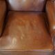 Fauteuil à oreilles en cuir de vachette cognac