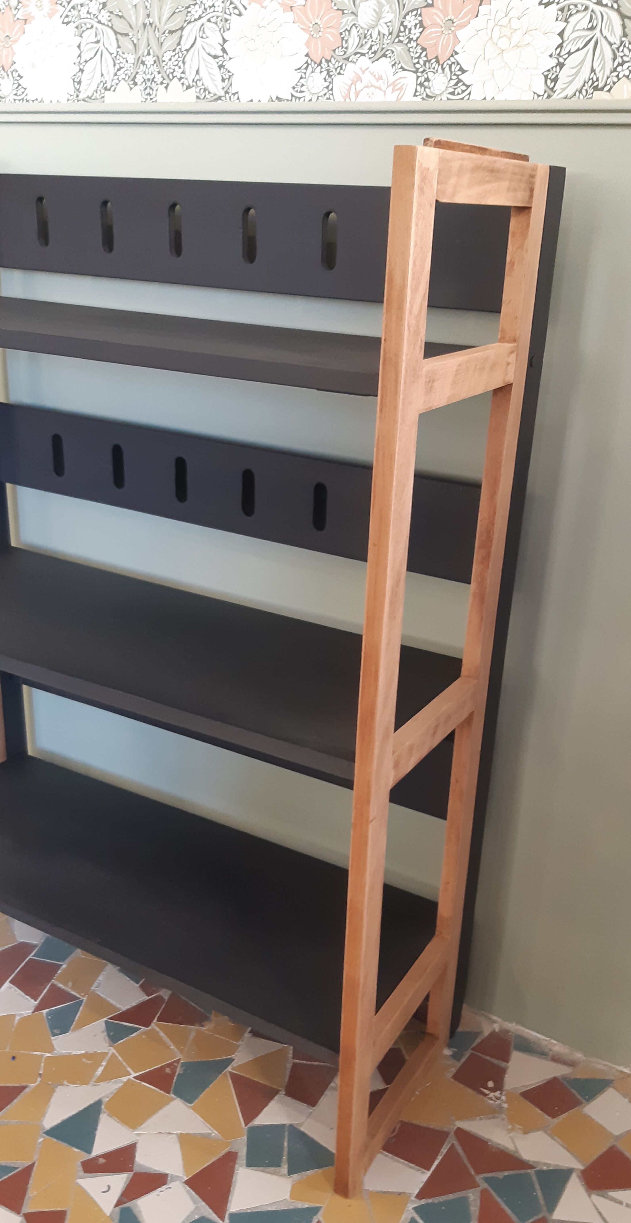 Bookseer folding shelf
