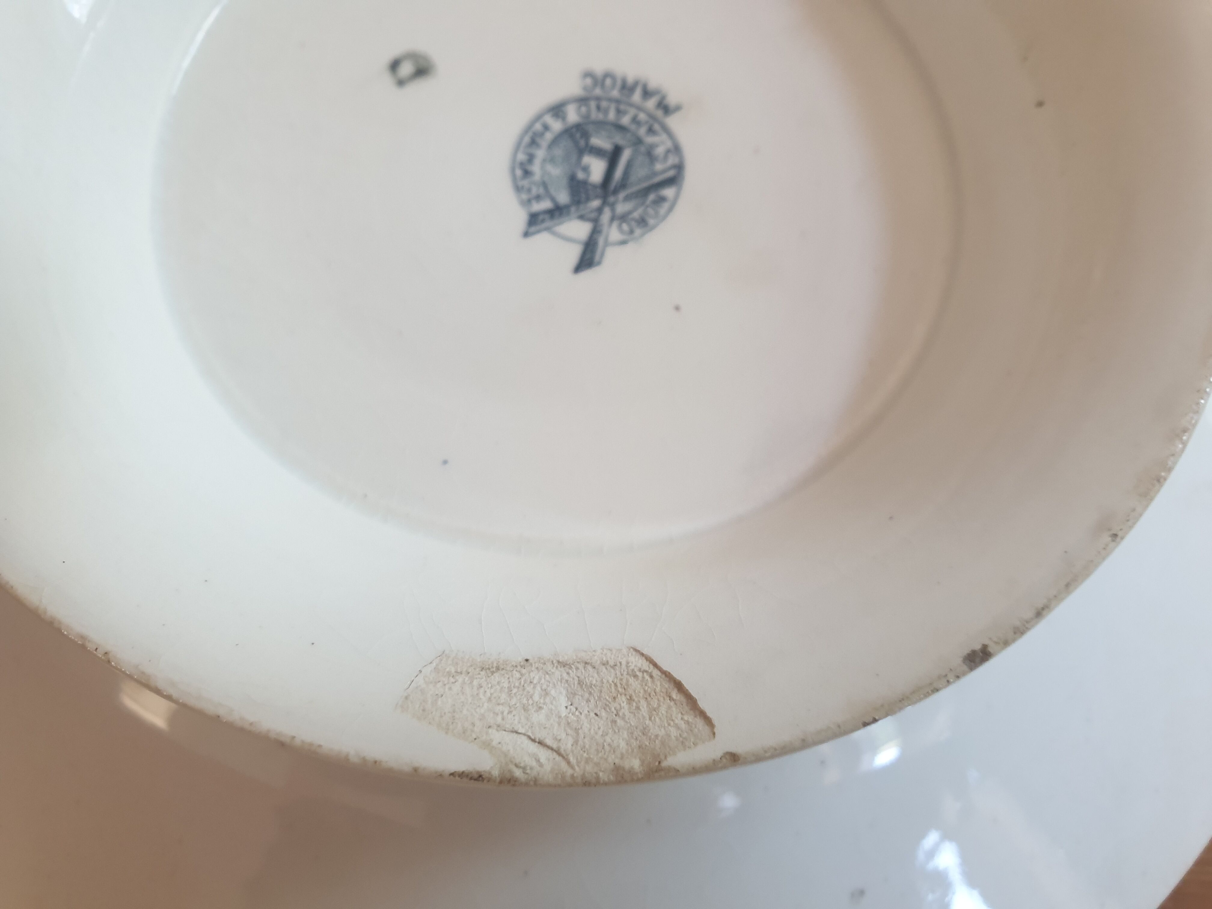 Pair of dishes on light standing saint amand morocco collection