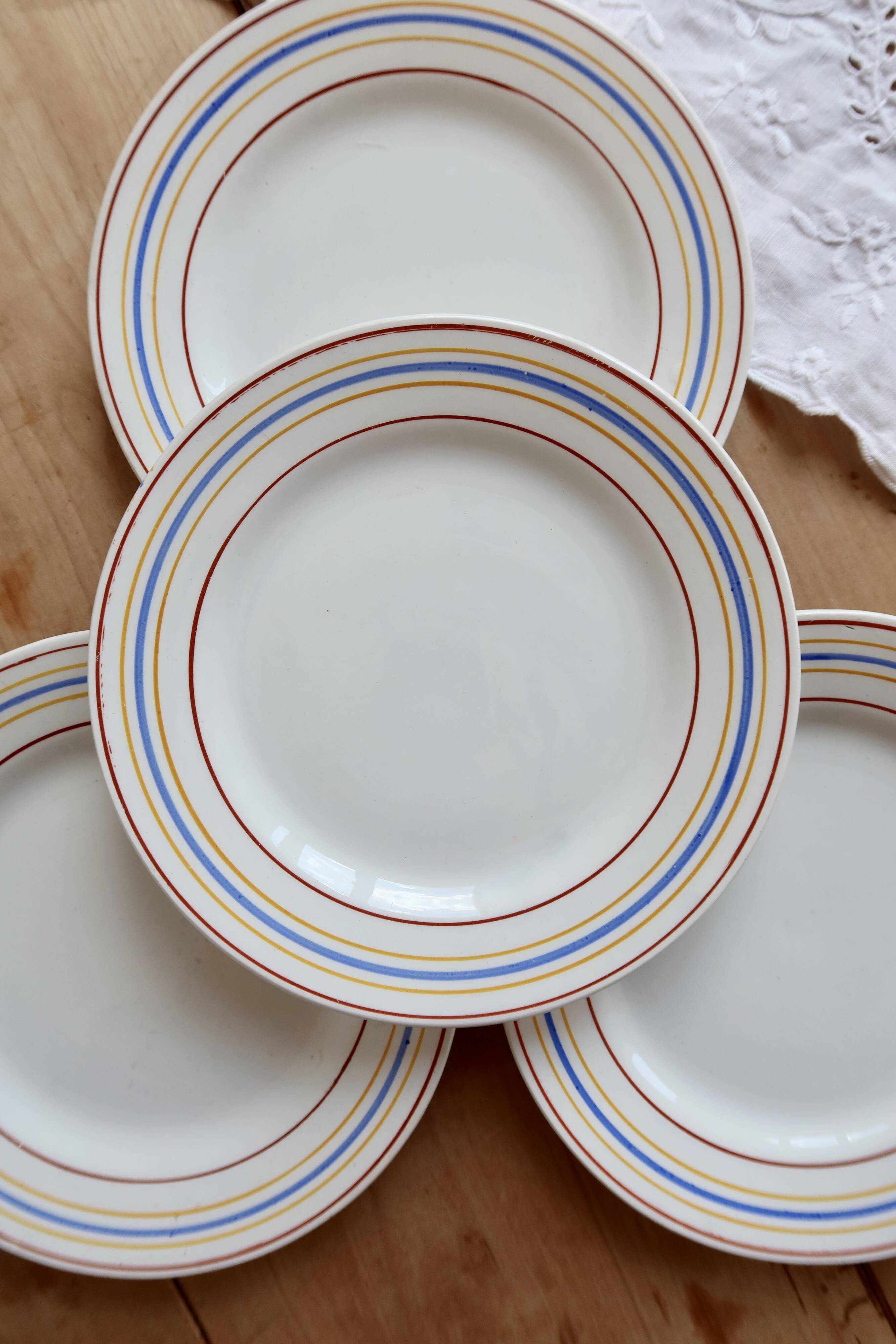 4 assiettes à dessert vintage Céranord Saint-Amand rayures rouge bleu jaune